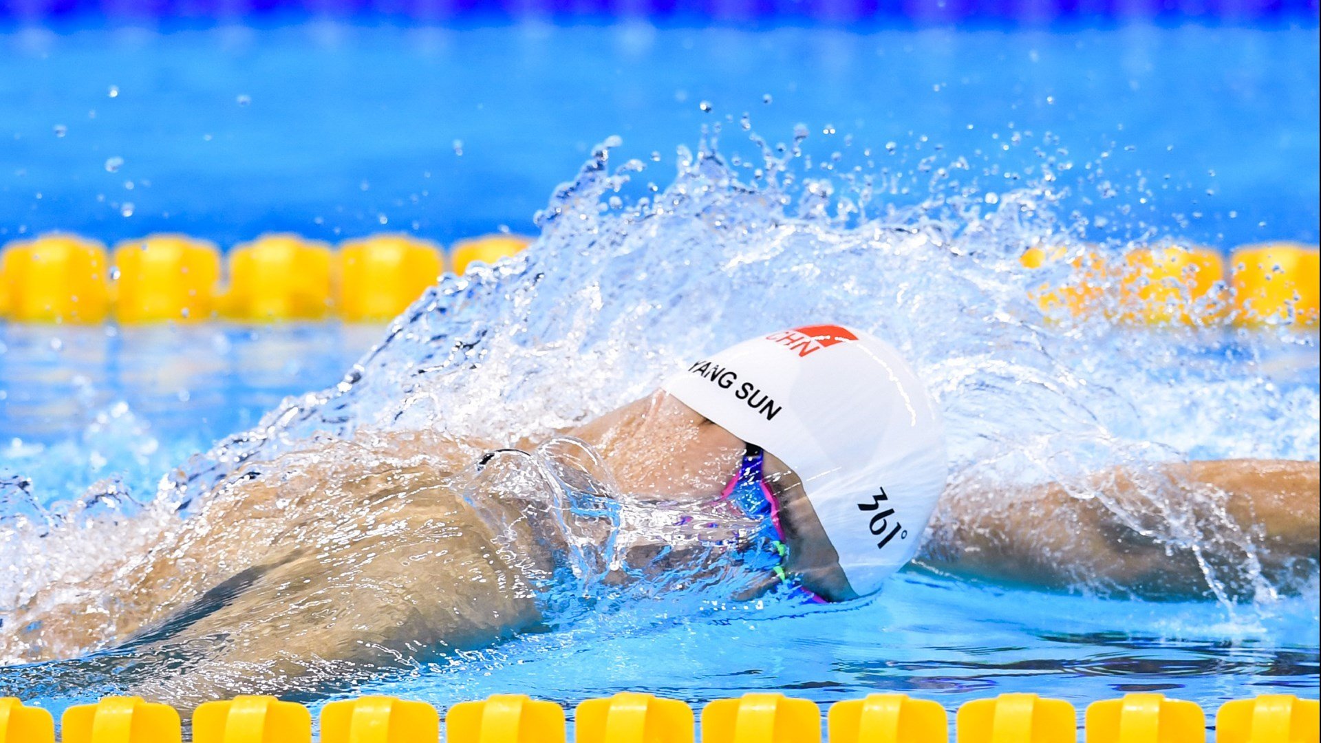 _天空漂浮、地面滑行：创新运动玩法_，天空中漂浮的城市